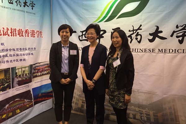 香港政务司司长参观我校展位