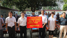 制药厂向“美丽广西&#183;清洁乡村”活动联系村捐赠清洁工具及药品