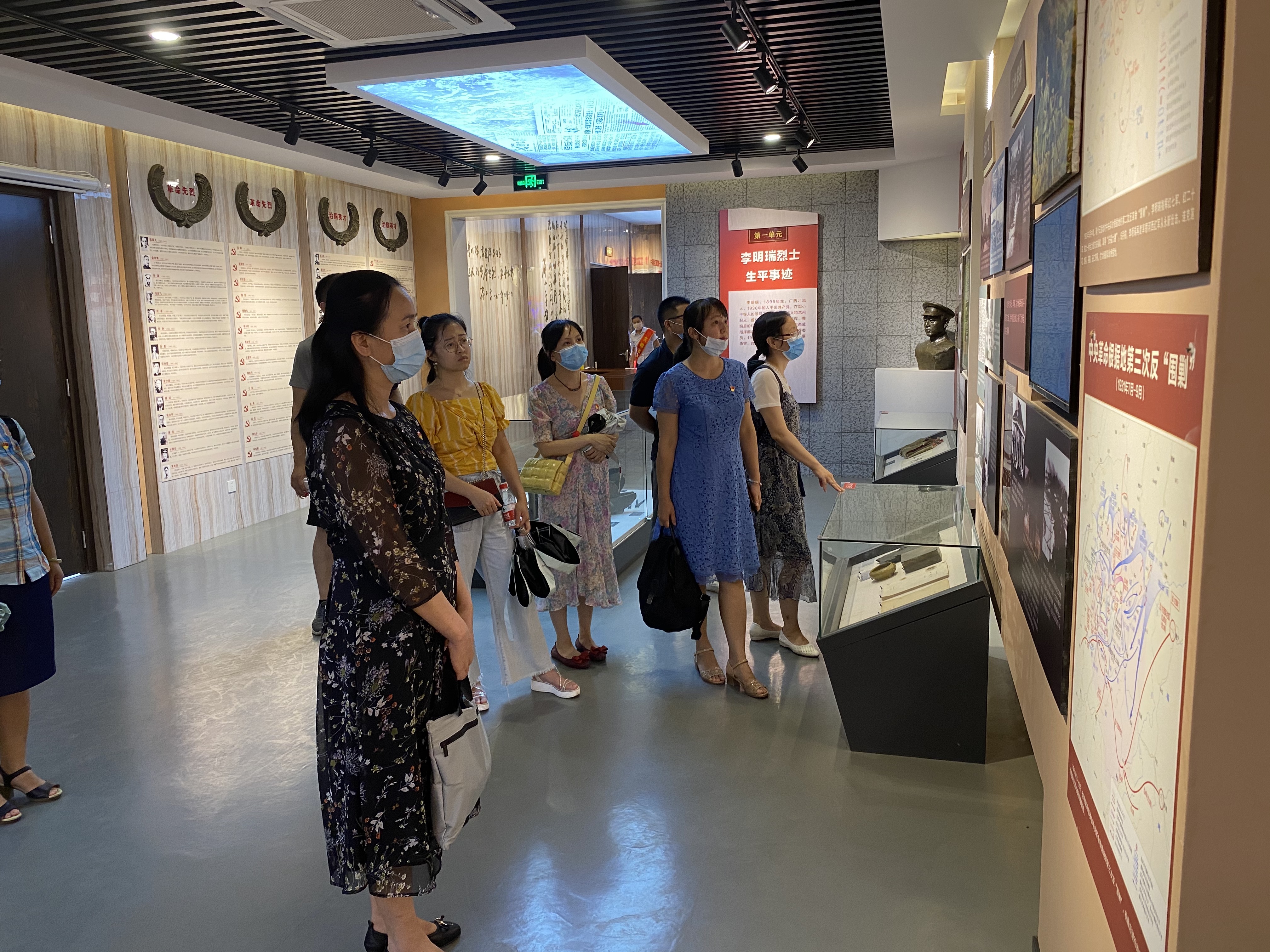 参观陈列馆
