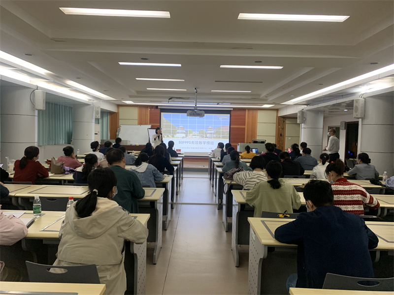 2.广西中医药大学教师教学发展中心常务副主任朱珠授课.jpg