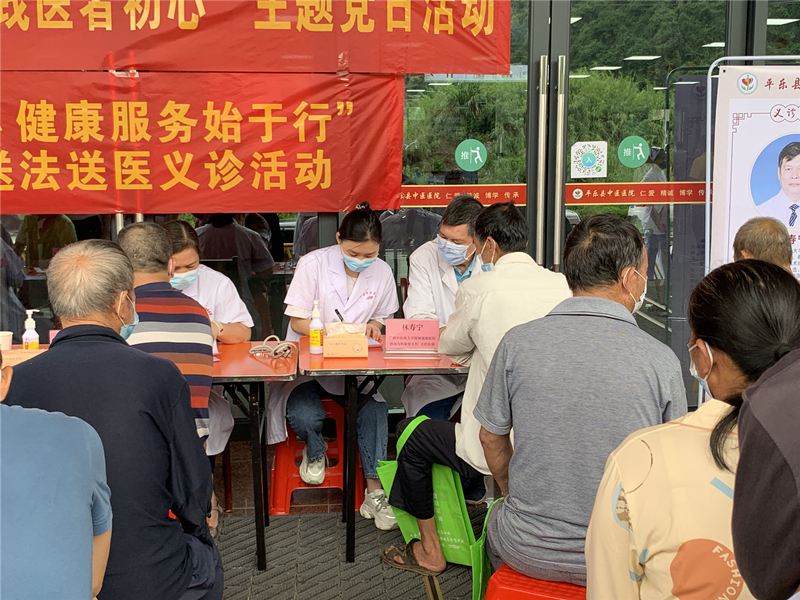 2.义诊现场_副本.jpg