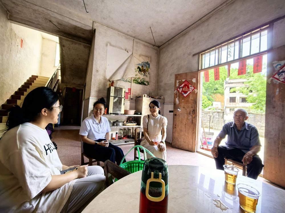 辅导员、班主任与玉林学生家长访谈 辅导员、班主任与玉林学生家长访谈
