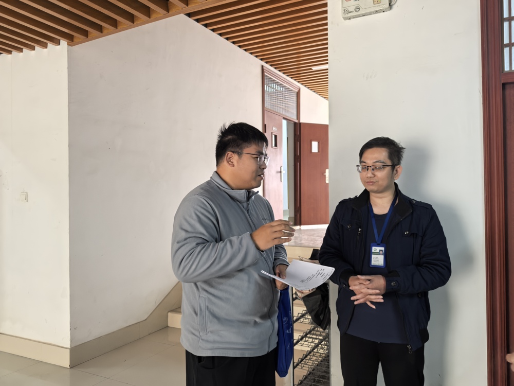 黄振鹏与课任教师就《护理研究》课程交流 黄振鹏与课任教师就《护理研究》课程交流