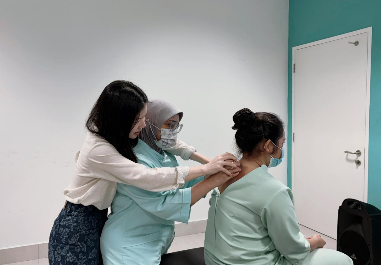 研究生桂雨欣指导马来西亚护士走罐