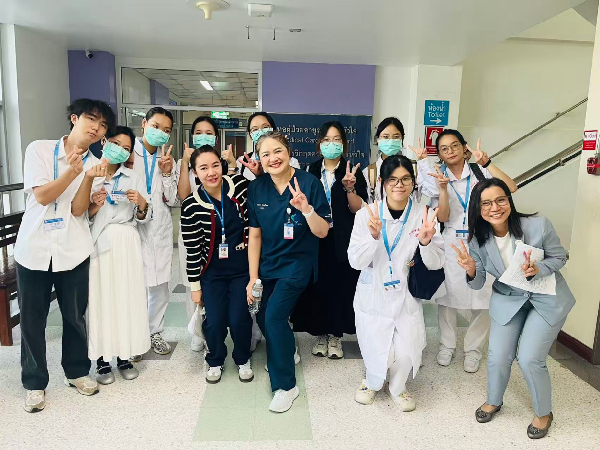 赴泰本科生与泰国师生合影 赴泰本科生与泰国师生合影