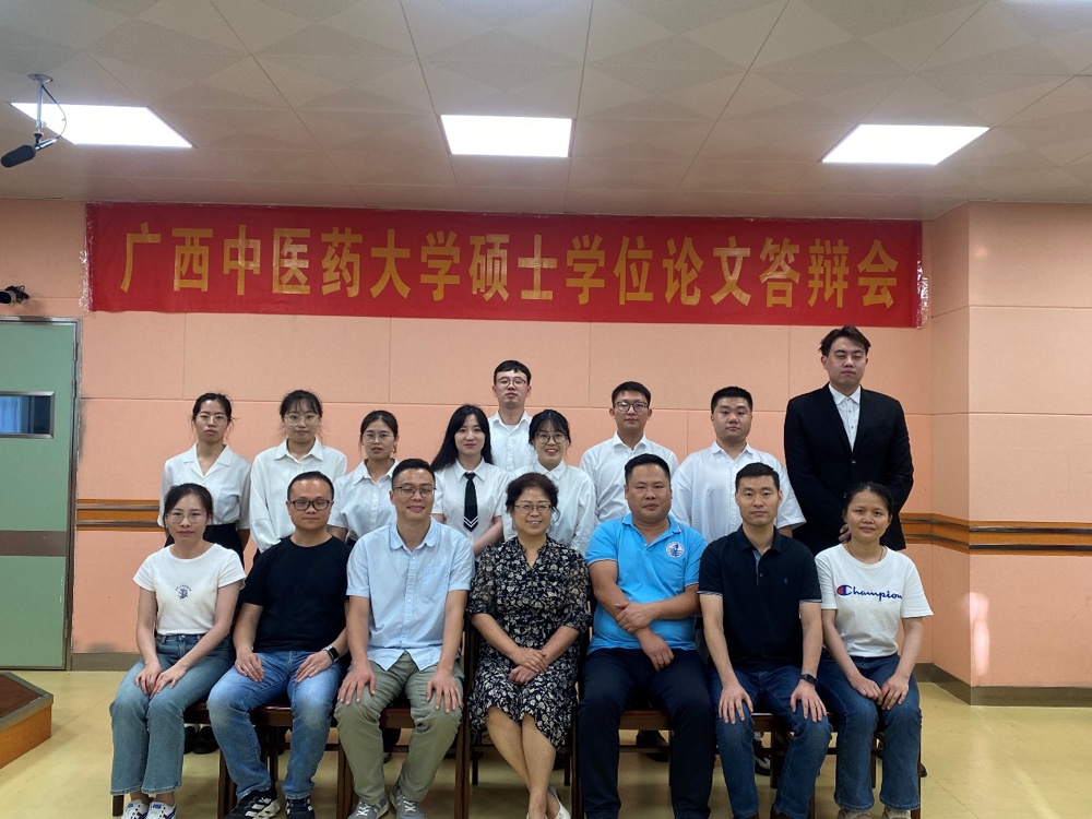 一群人站在室内合影

中度可信度描述已自动生成