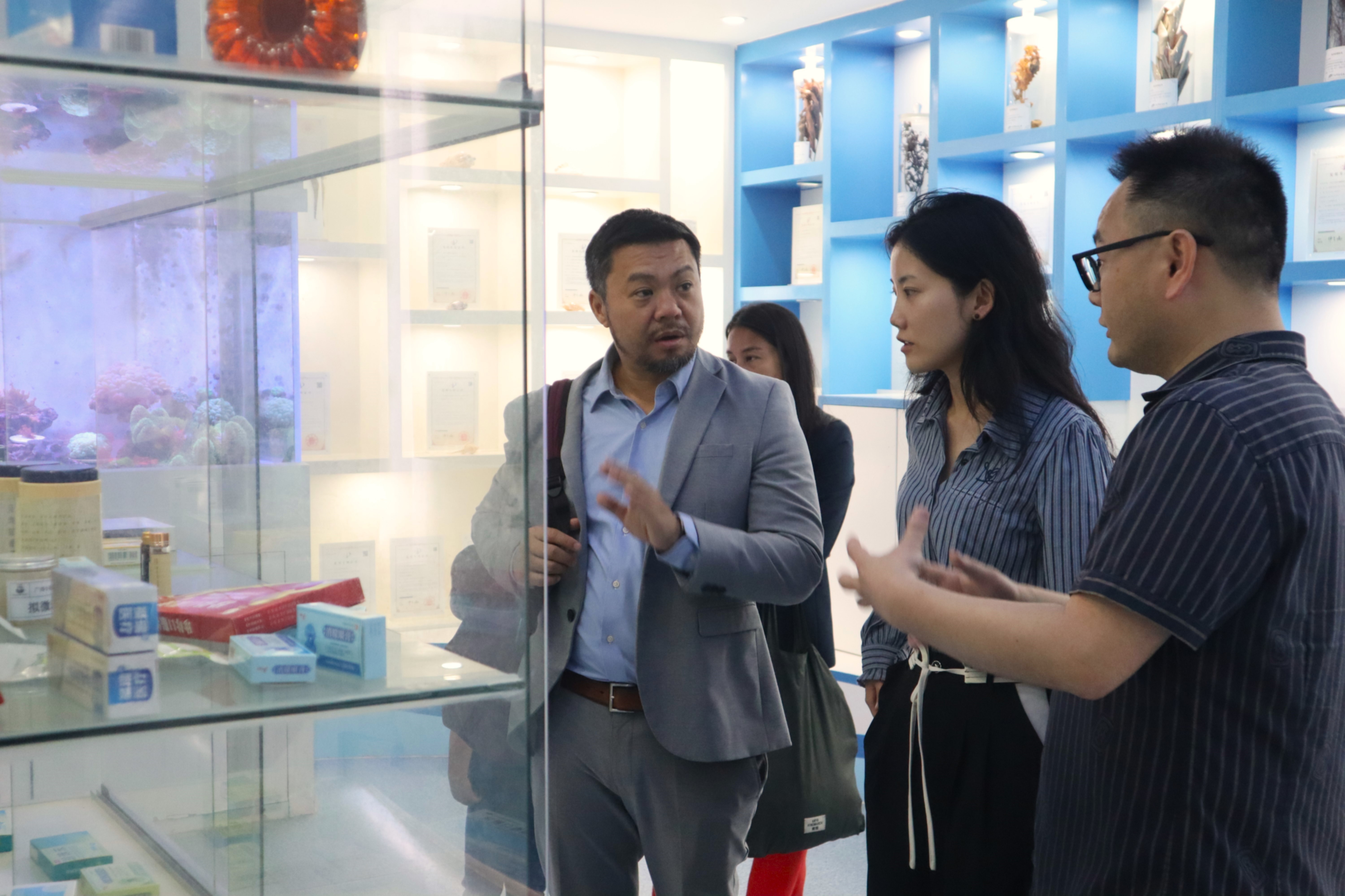 代表团参观我院成果展厅