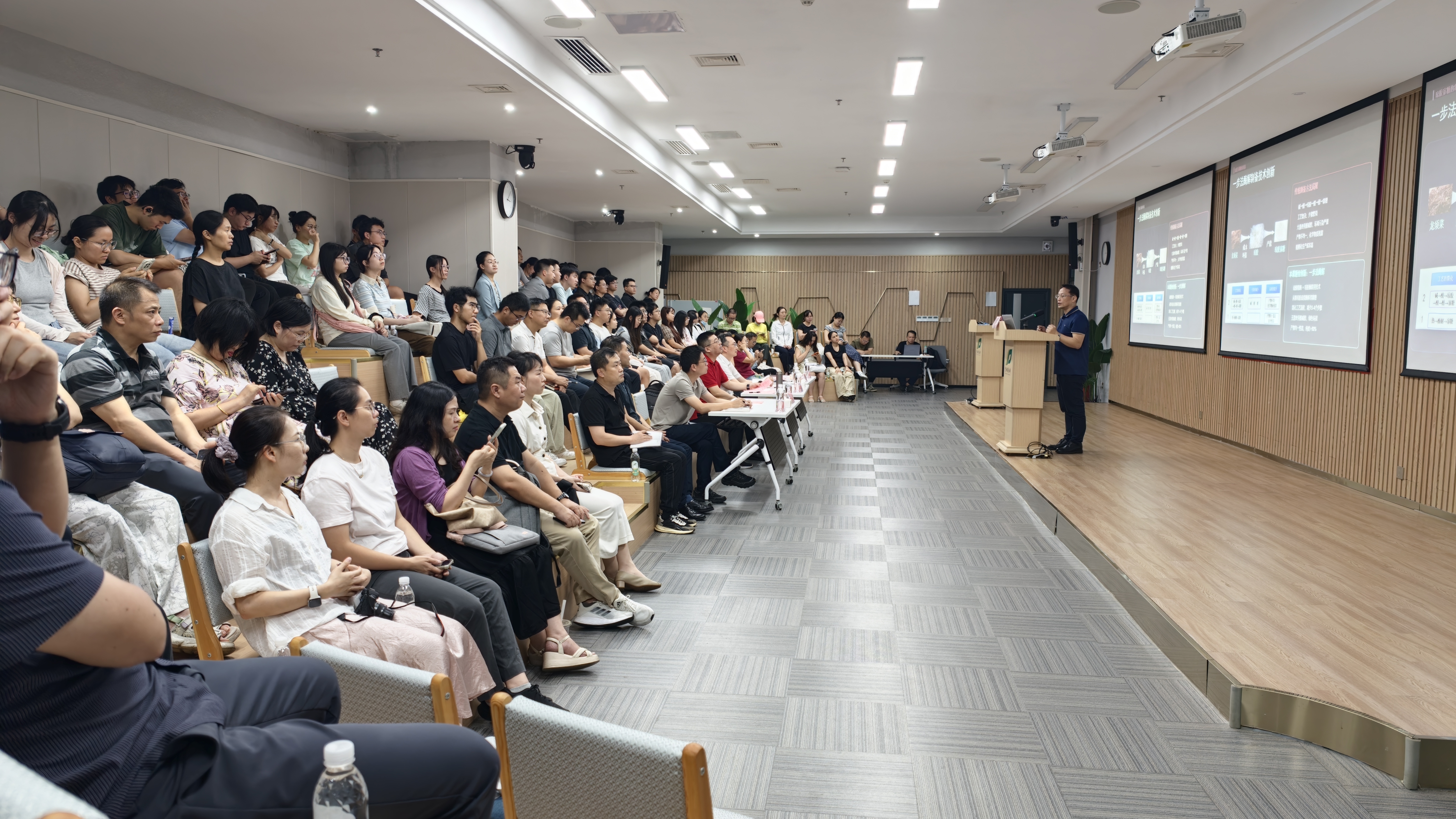 曾润颖研究员作报告