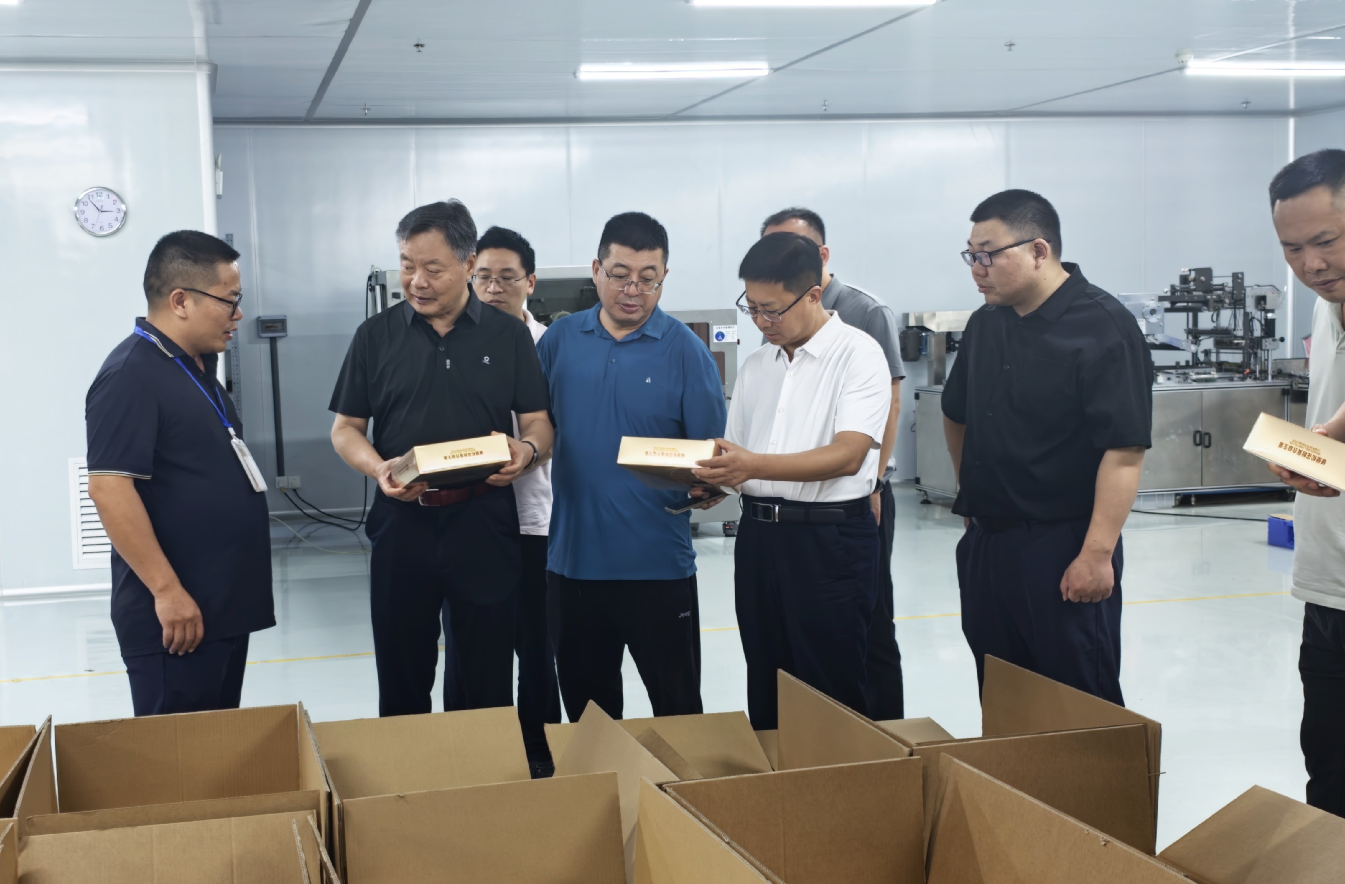 调研组实地考察企业生产车间
