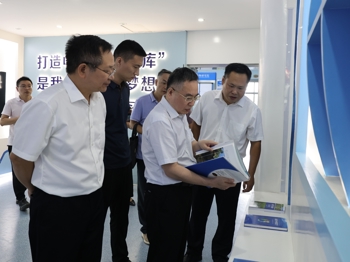 自治区海洋局局长玉彤一行到学校调研交流