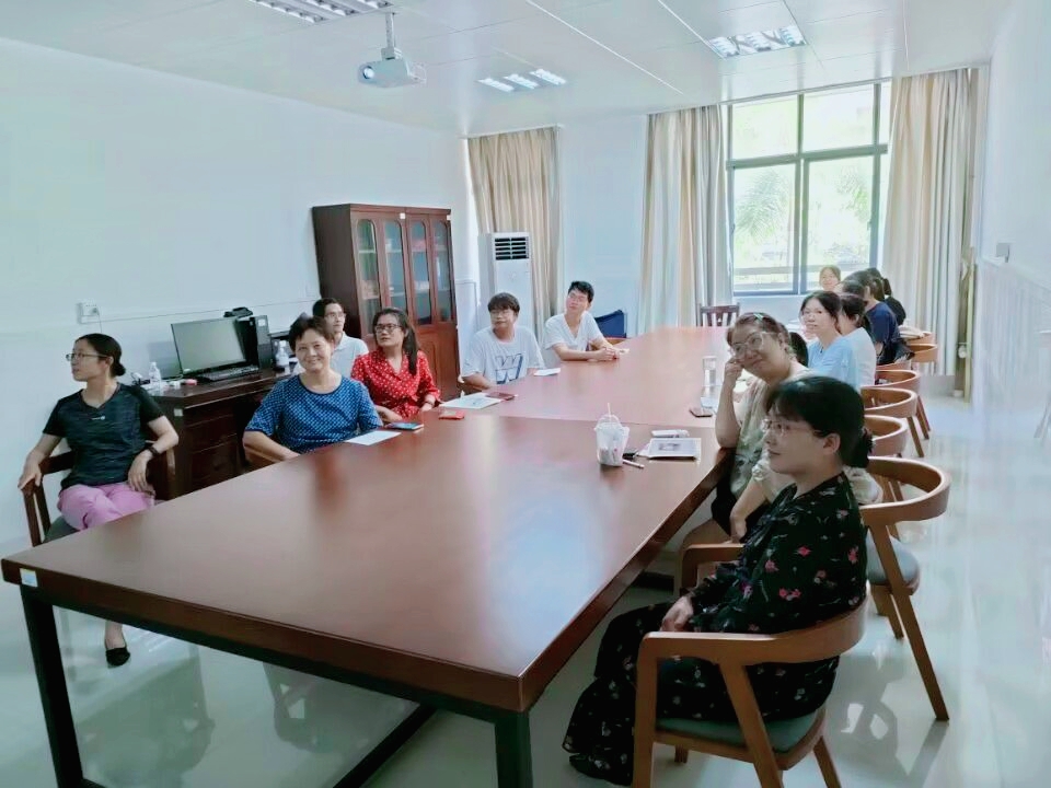教研室教师和学生一起观摩学生的学习分享 教研室教师和学生一起观摩学生的学习分享