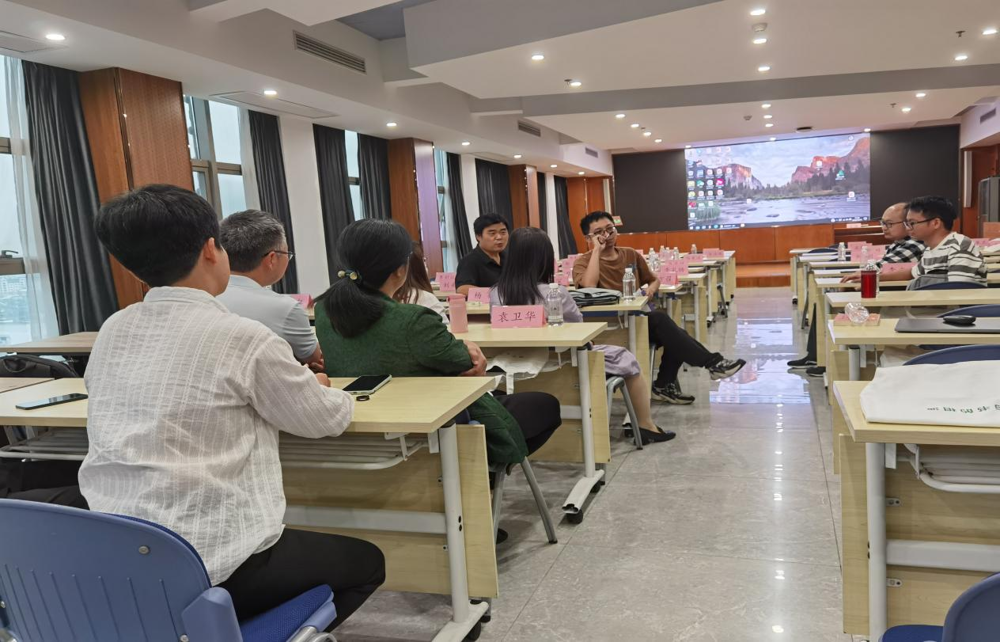 杨扬老师所在的第五学习小组进行分组研讨活动 杨扬老师所在的第五学习小组进行分组研讨活动