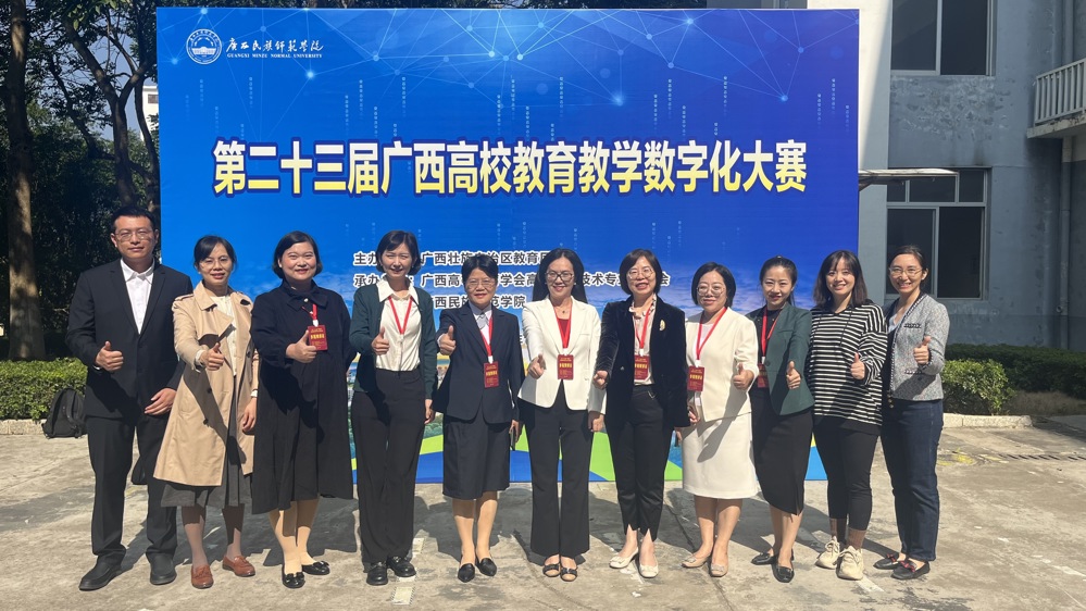 李晓梅老师(左三)在决赛现场 李晓梅老师(左三)在决赛现场
