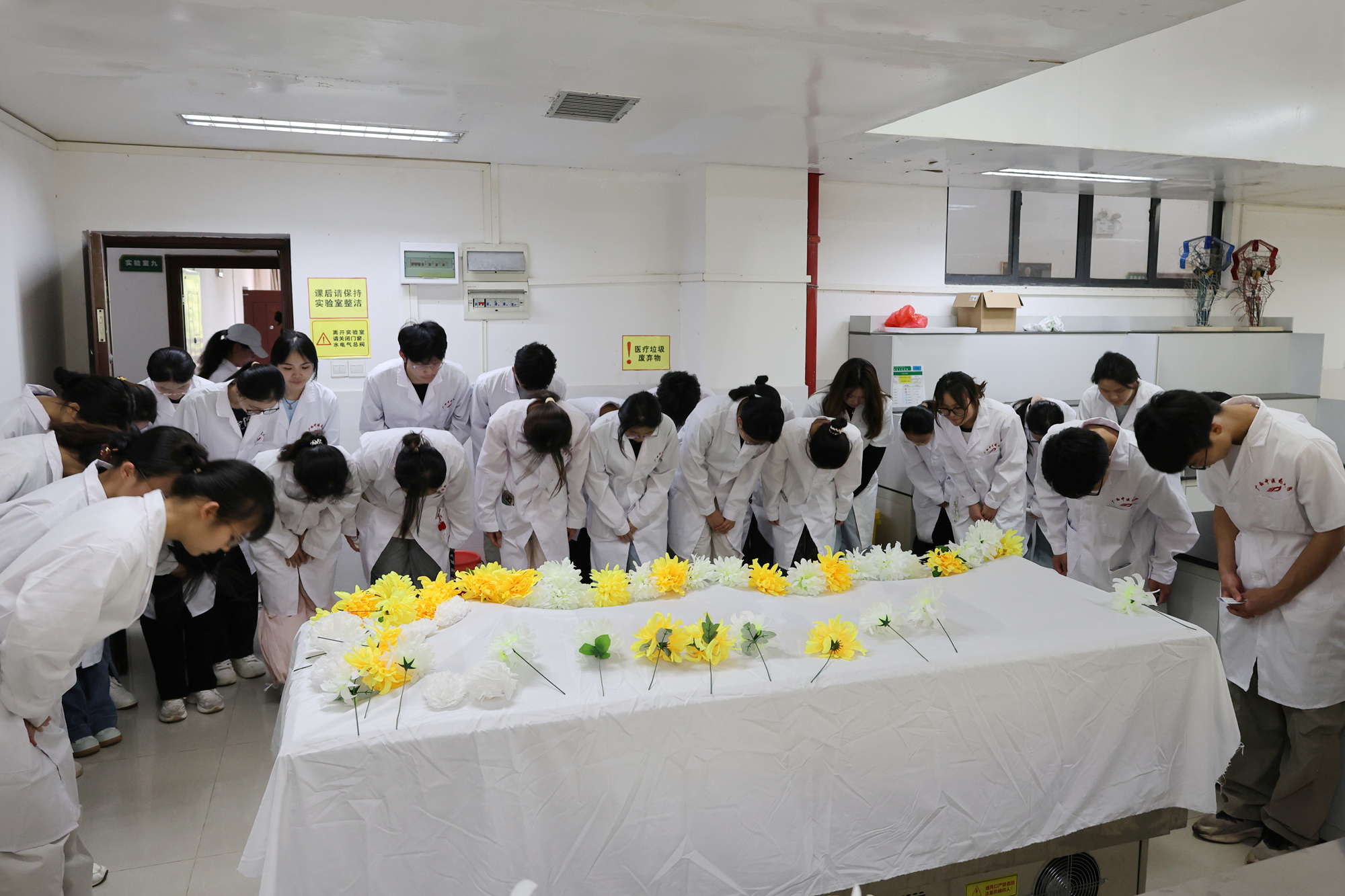 同学们依次向大体老师献花并鞠躬致意