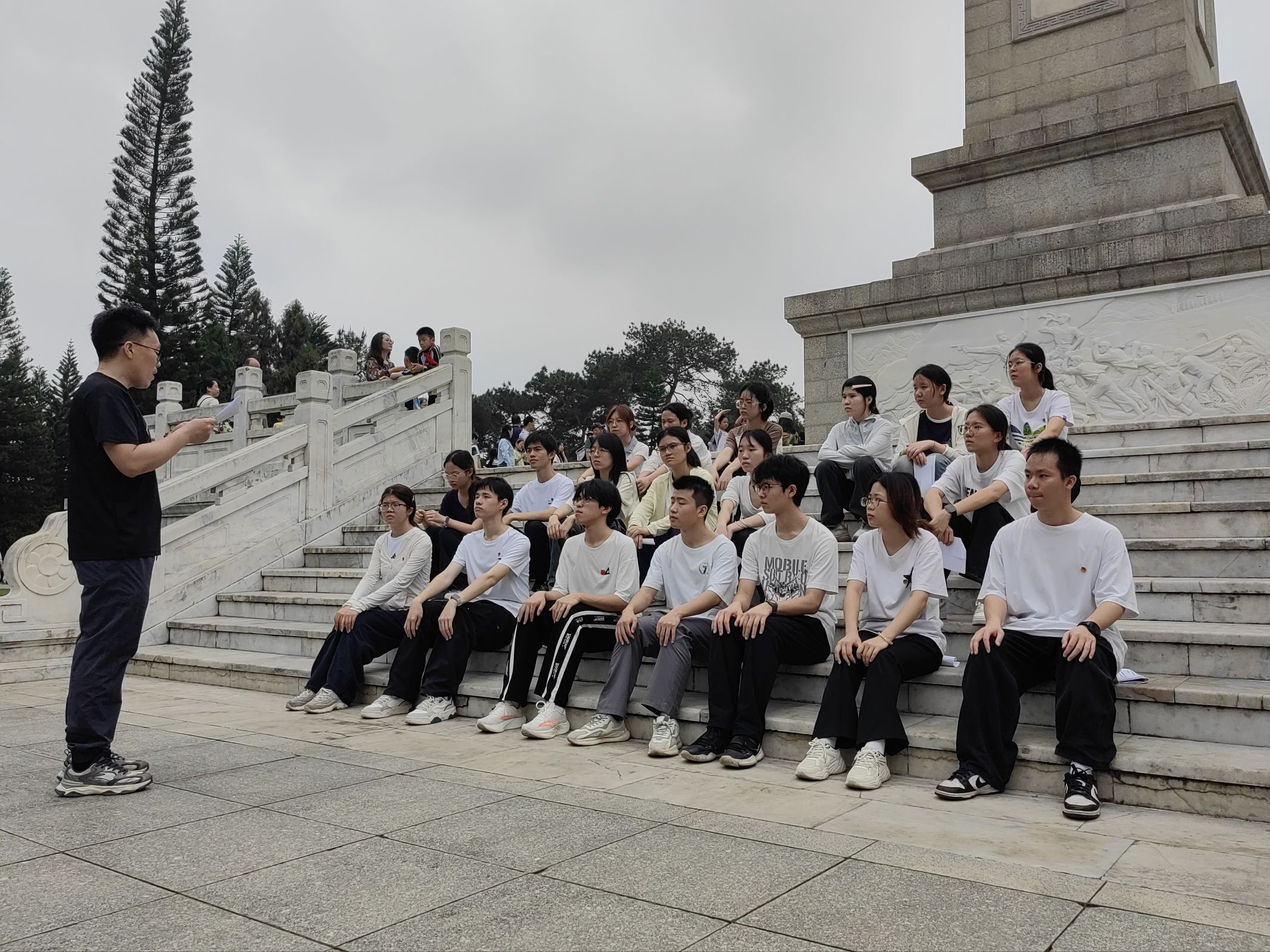 革命烈士纪念碑下党课学习
