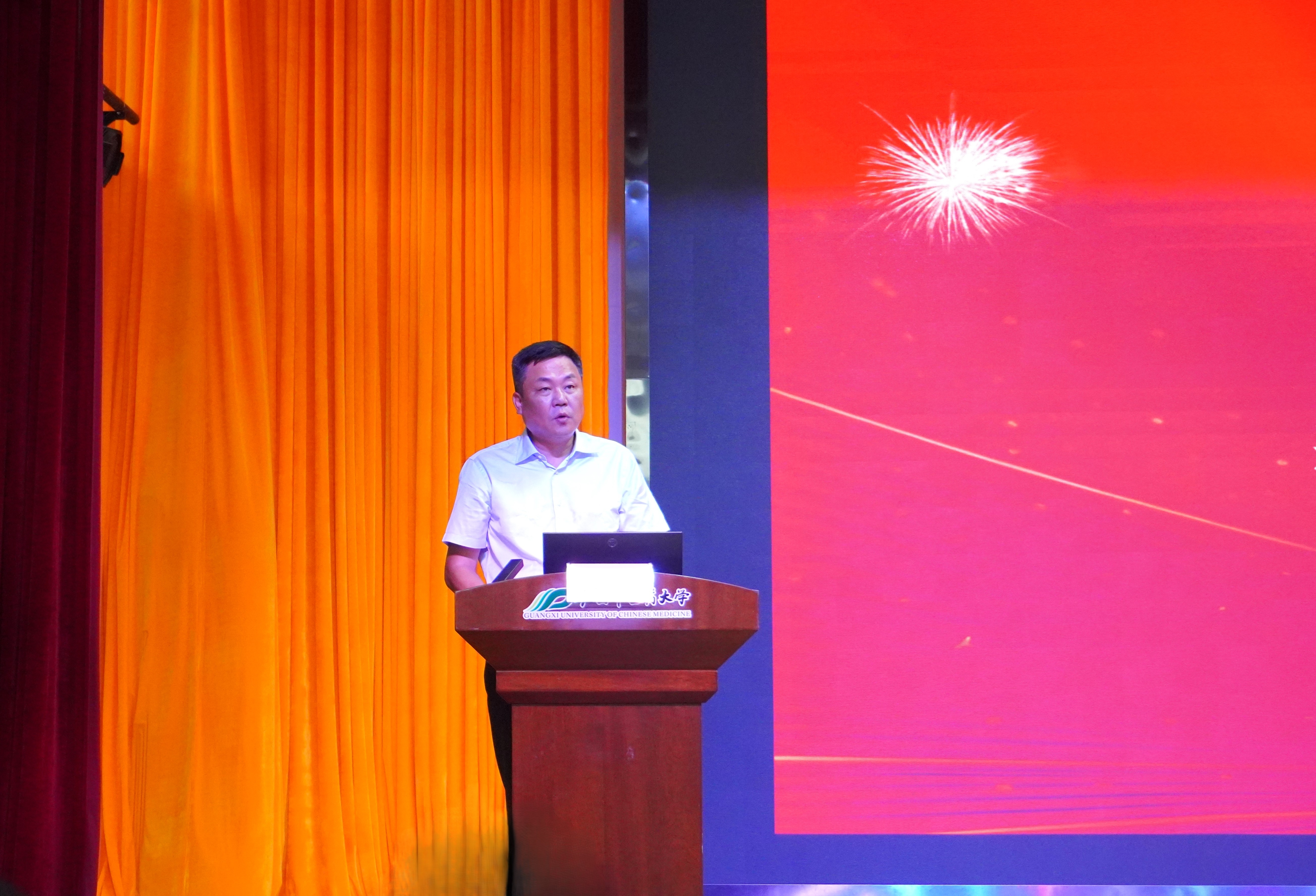 桂雄斌为基础医学院2026级新生致欢迎词