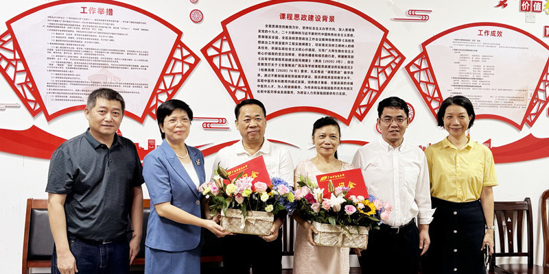 学校领导教师节慰问校督学代表