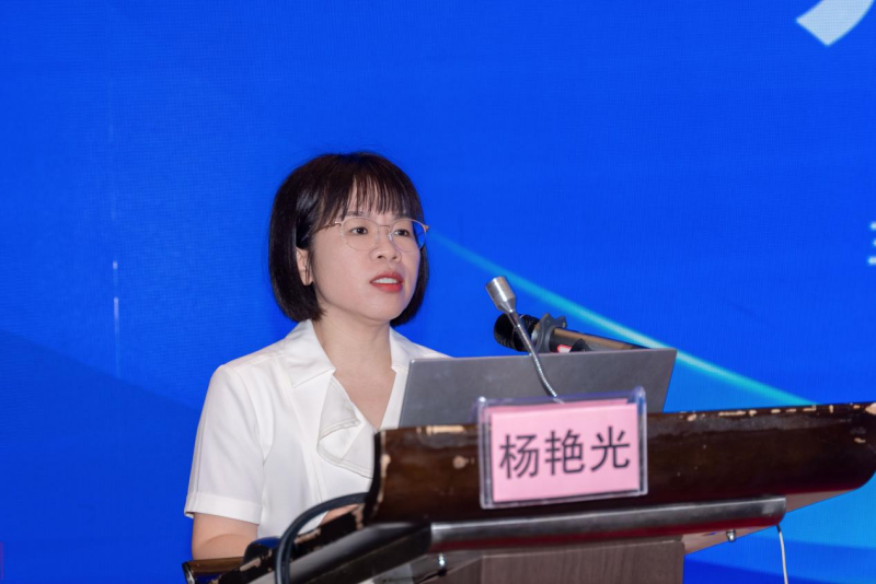 广西壮族自治区中医药管理局科教处处长杨艳光在开班仪式上讲话