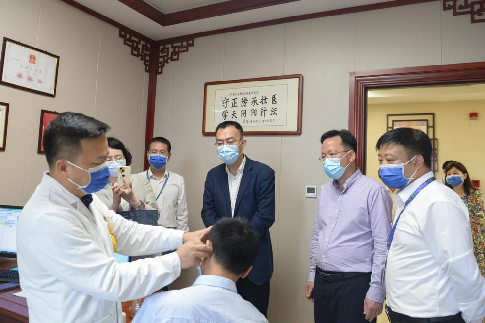 参观民族医学特色诊疗中心 参观民族医学特色诊疗中心