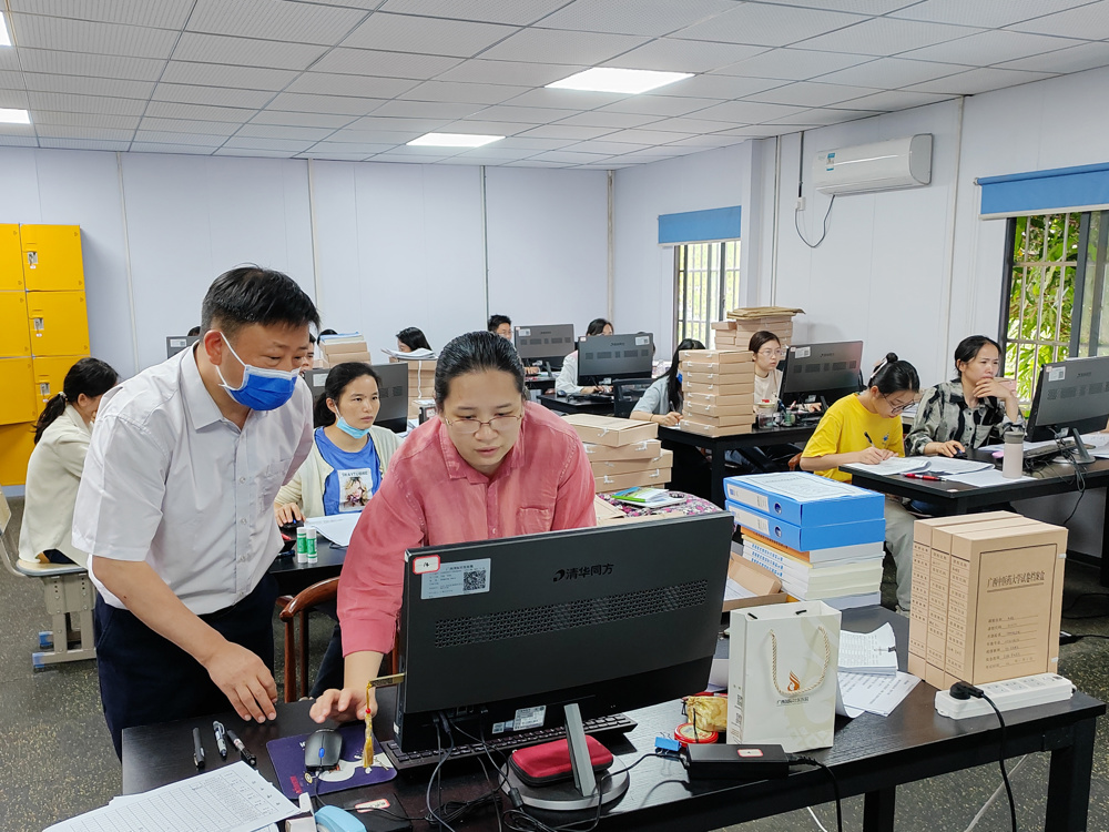 在本科教育教学审核评估办,秦祖杰督察迎评工作准备情况 在本科教育教学审核评估办,秦祖杰督察迎评工作准备情况