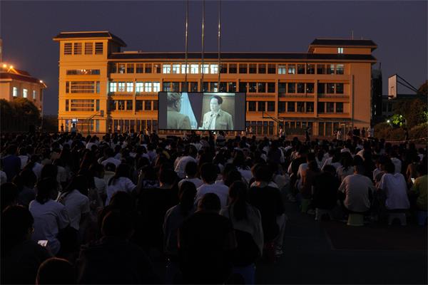 图1 观影中 图1 观影中