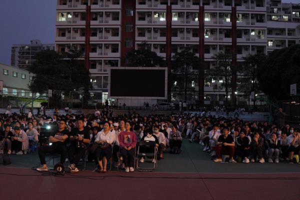 图2 参与活动的师生 图2 参与活动的师生