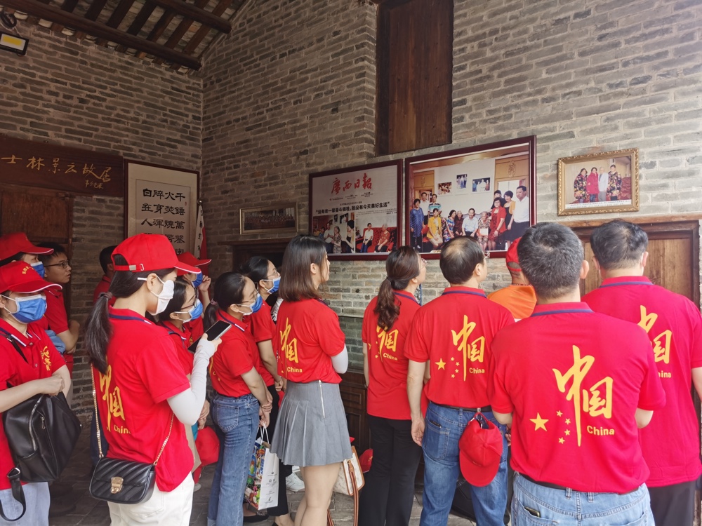 参观故居现场 参观故居现场