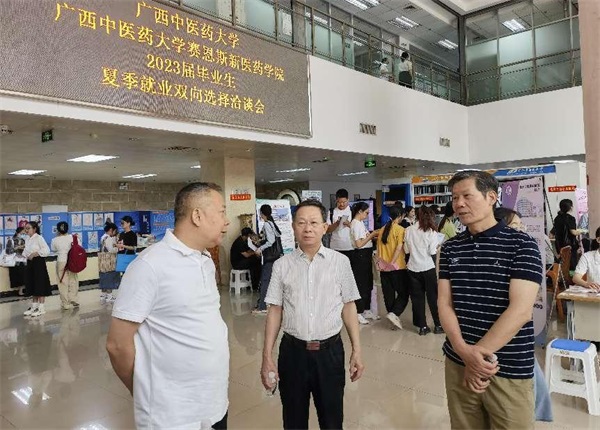 学院领导与用人单位交谈 学院领导与用人单位交谈