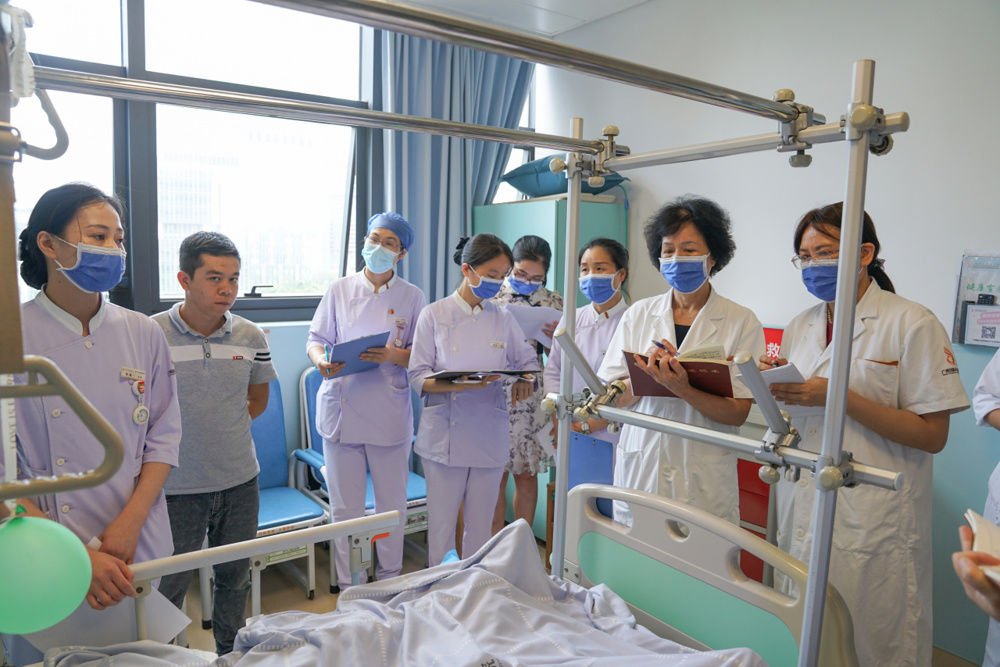 杨连招到骨关节与运动医学科调研护理查房情况 杨连招到骨关节与运动医学科调研护理查房情况