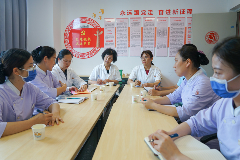 总结会上,杨连招现场教授、指导 总结会上,杨连招现场教授、指导