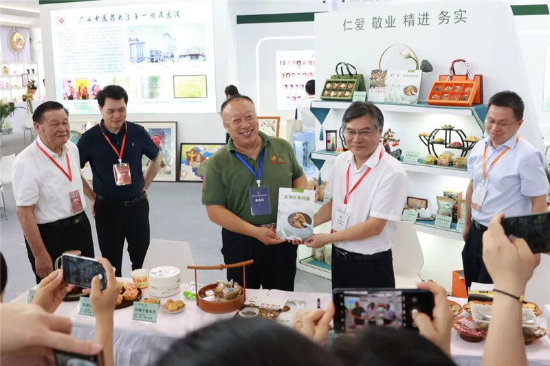 广西中医药大学第一附属医院院长谢胜给部分嘉宾赠书