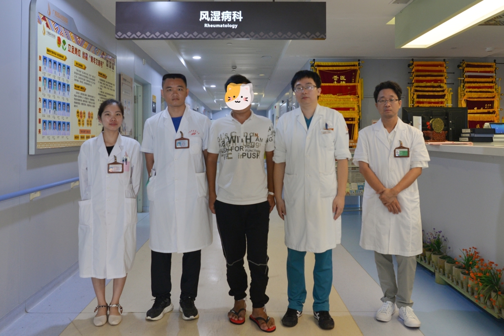 小周(左三)与李新明(右二)等医务人员合影 小周(左三)与李新明(右二)等医务人员合影