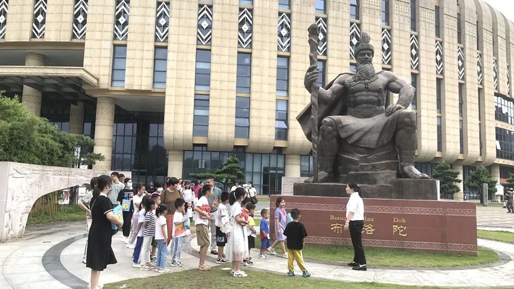 参观布洛陀 参观布洛陀