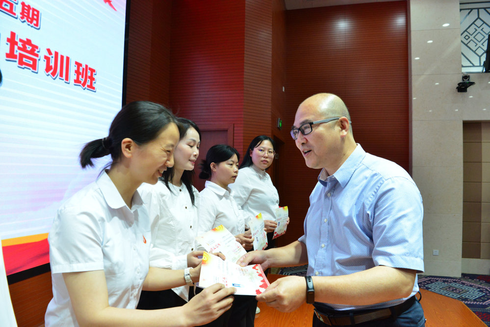 ▲吴光为学员代表颁发结业证书 ▲吴光为学员代表颁发结业证书
