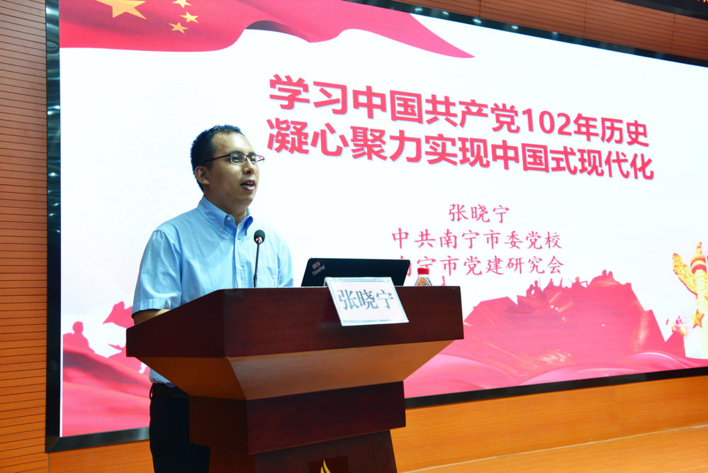 ▲张晓宁为学员作专题讲课 ▲张晓宁为学员作专题讲课