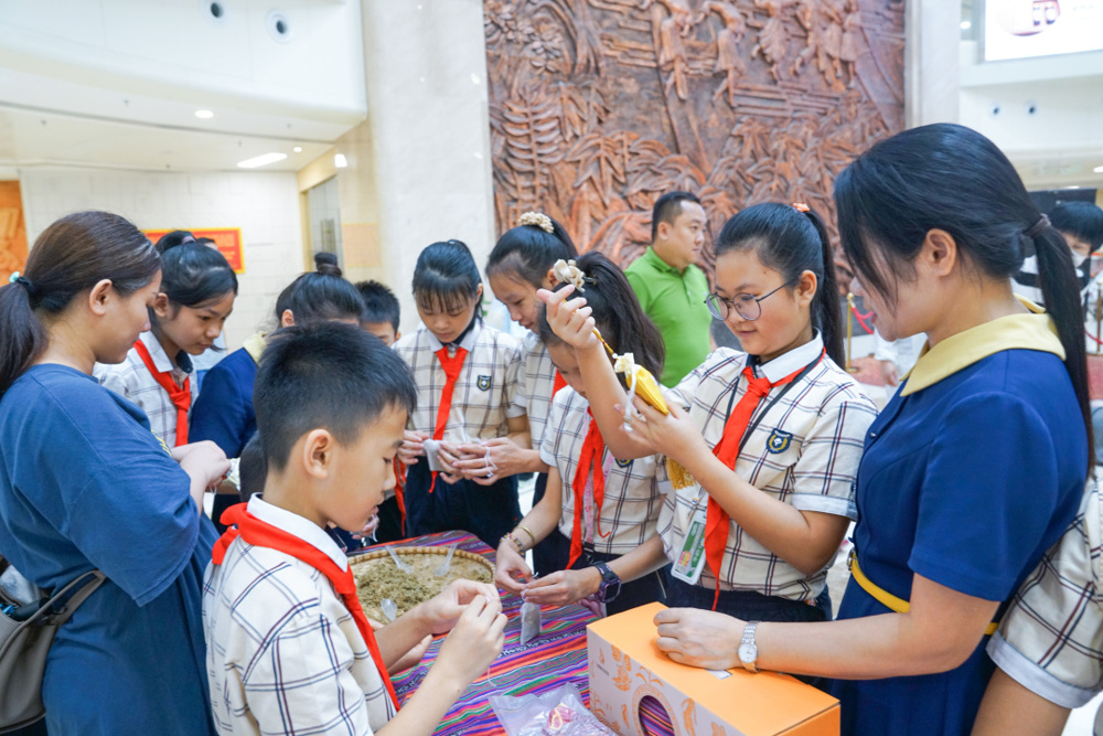 小学生们现场体验制作香囊 小学生们现场体验制作香囊
