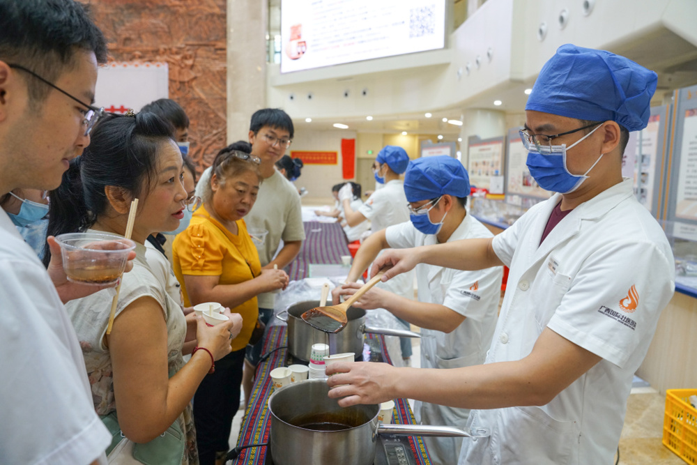 市民朋友品尝国壮膏方 市民朋友品尝国壮膏方