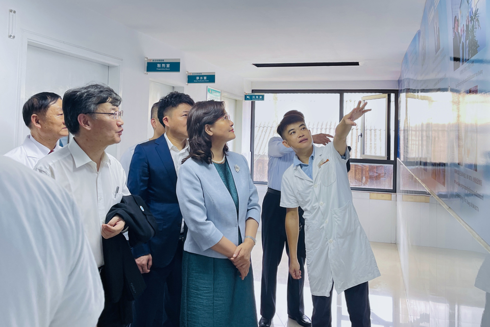 余艳红(右二)听取莫巧明(右一)汇报工作 余艳红(右二)听取莫巧明(右一)汇报工作