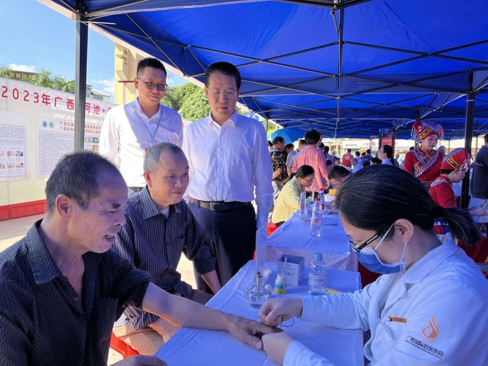 活动开始前,岳桂华看望参加活动的医护人员和演员 活动开始前,岳桂华看望参加活动的医护人员和演员