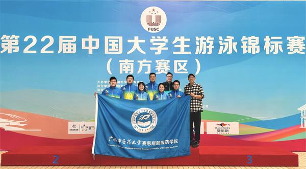 教练与运动员在现场合影 教练与运动员在现场合影