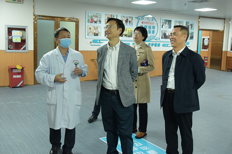 3参观射波刀治疗中心.jpg 3参观射波刀治疗中心.jpg