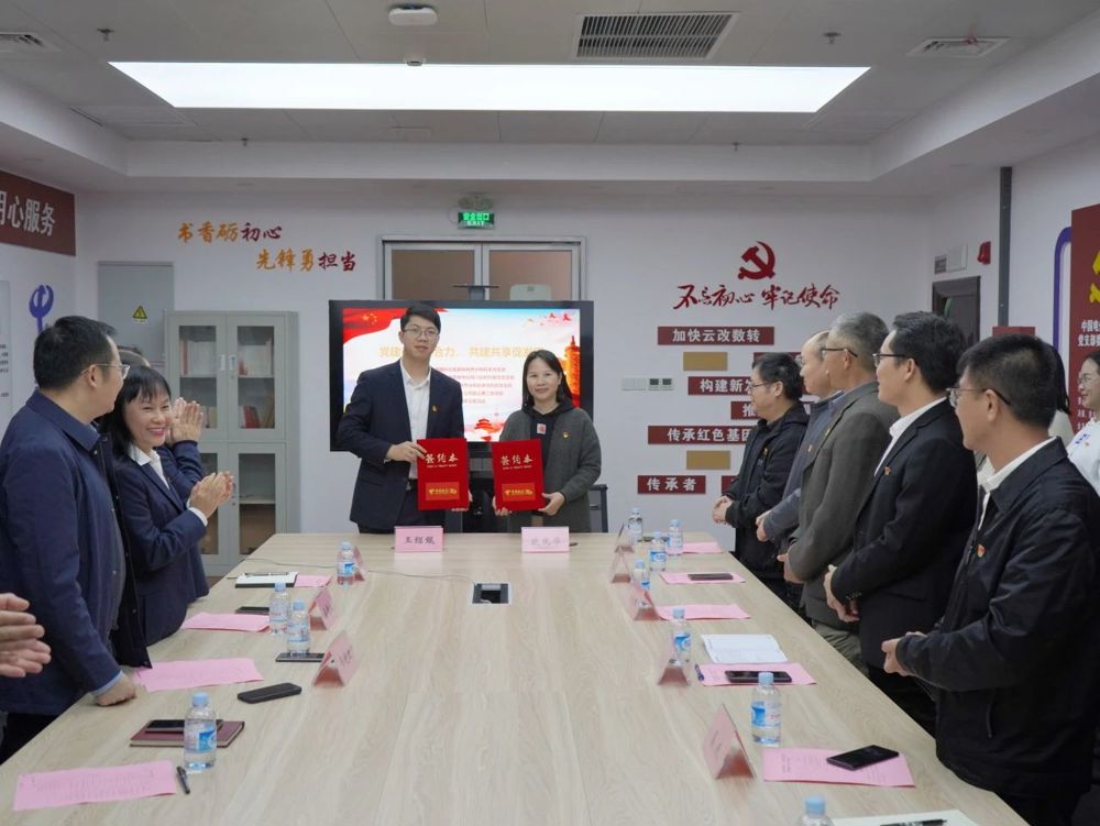 ▲双方支部举行党建翼联合作书签约仪式 ▲双方支部举行党建翼联合作书签约仪式