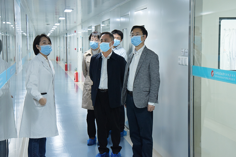 8参观中西医结合转化医学中心.jpg 8参观中西医结合转化医学中心.jpg