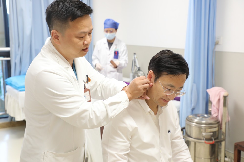 体验壮医药线点灸疗法