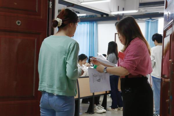 监考员核对证件 监考员核对证件