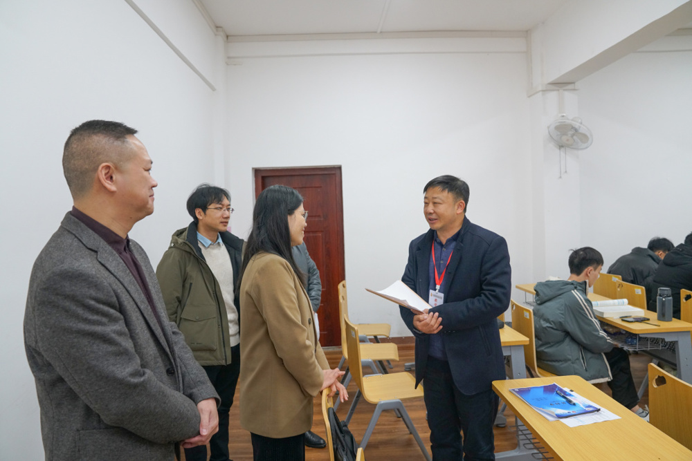 秦祖杰向授课老师提出建议 秦祖杰向授课老师提出建议