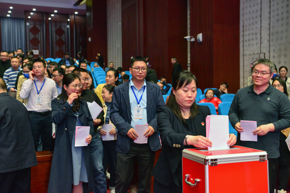 与会人员进行民主测评投票 与会人员进行民主测评投票