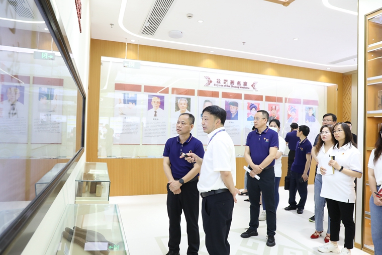 参观院史馆_副本 参观院史馆_副本