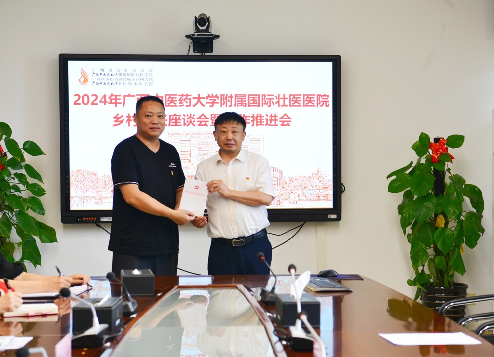 秦祖杰向黄金赠送《中国共产党纪律处分条例》 秦祖杰向黄金赠送《中国共产党纪律处分条例》