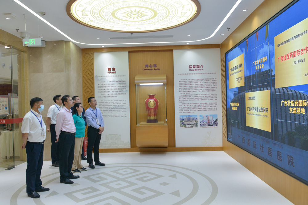 参观院史馆,了解民族医药传承与创新发展情况 参观院史馆,了解民族医药传承与创新发展情况